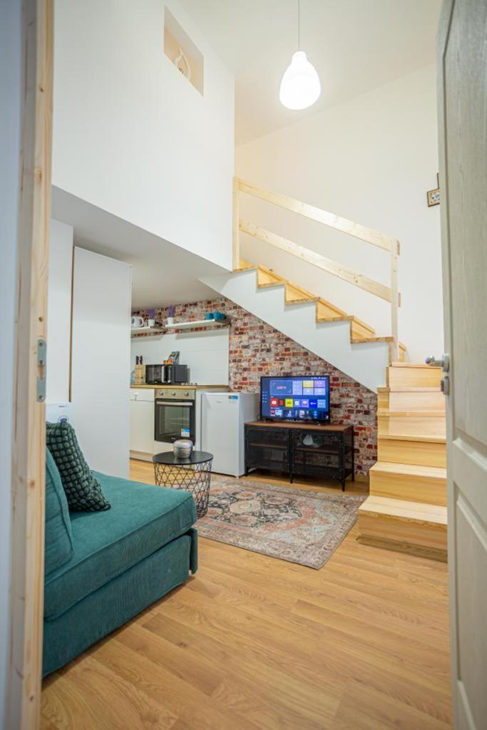 דירה Cosy Gallery Flat In Akacfa St. *