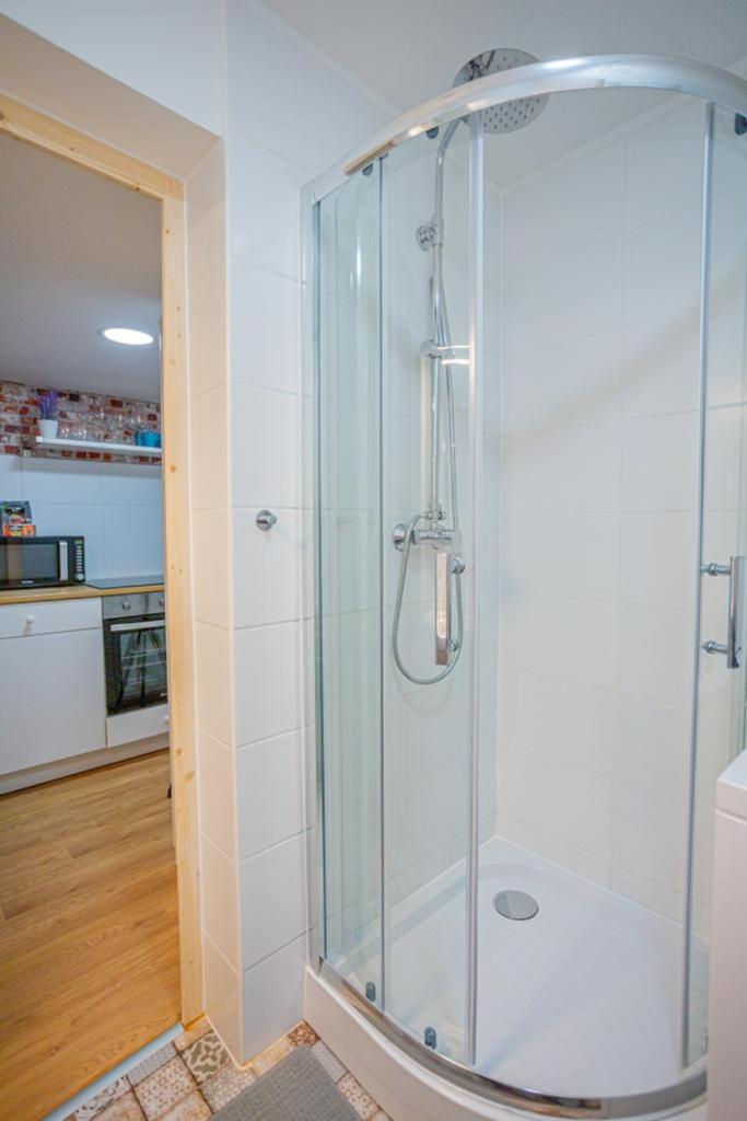 Cosy Gallery Flat In Akacfa St. דירה *